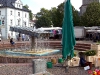 Der Papierschöpfer-Brunnen vor dem Rathaus