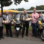 Trostteddys an Stauberater des ADAC übergeben