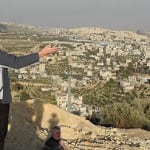 Axel Becker zeigt die Mauer von der höchsten Erhebung Beit Jalas aus, dem "Everest"