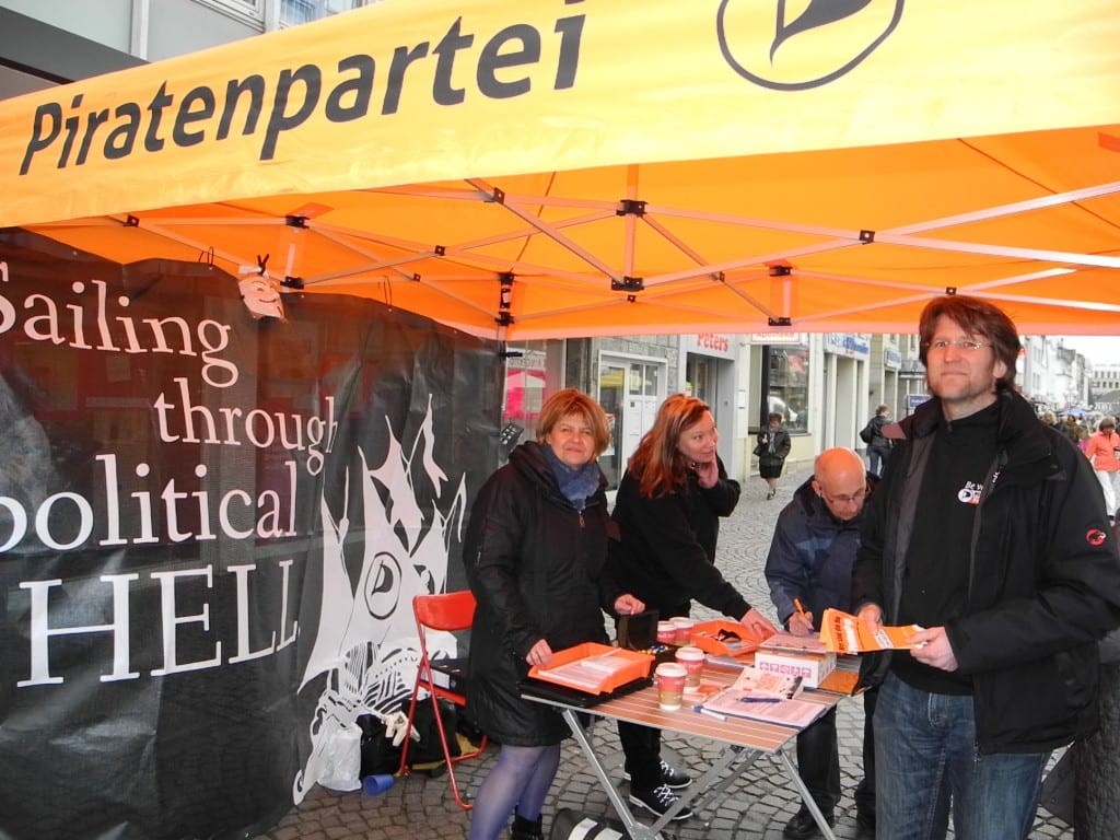 In Gladbachs Fußgängerzone sammelten die Piraten Unterschriften, die notwendig für die Zulassung zur Landtagswahl sind.