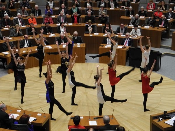 Die Tänzerinnen des DBG im Plenum des Landtags