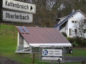 Eine Solaranlage auf dem Dach des Hühnermobils sorgt für Licht in der dunkleren Jahreszeit. 