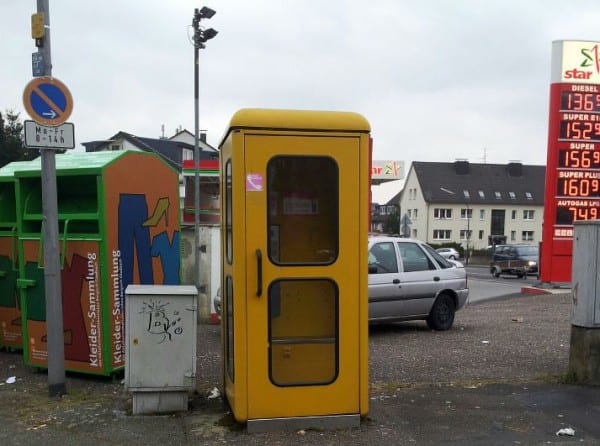 Ein Exemplar in schmucker Umgebung: Die Telefonzelle in Katterbach. Foto: Claudia Pick