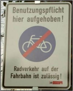 In Köln werden Auto- und Radfahrer darauf hingewiesen, dass Radwege nicht mehr benutzt werden müssen
