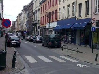 Fahrradpiktogramme auf der Straße sind oft besser als schmale "Schutzstreifen".