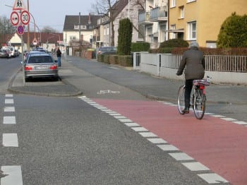 Nicht_benutzungspflichtiger_Radweg_in_Koeln_Duennwald