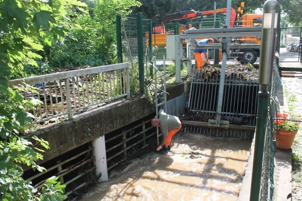 Der Hochwasserrechen am Durchlass Odenthaler Straße 