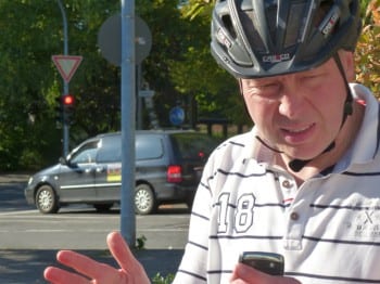 07_Notiz_im_Blackberry_und_natuerlich_mit_Helm