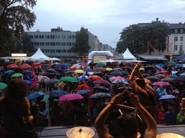 Hüpfen mit Regenschirmen - Cat Ballou heizte den Konrad-Adenauer-Platz auf