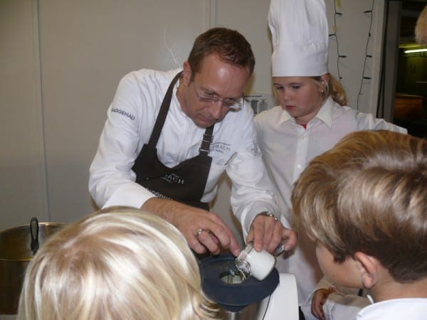 Nils Henkel schmeckt die Suppe ab