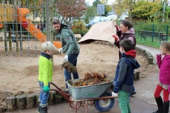 Unter dem Laub der Sand: Schwerstarbeit in Bensberg