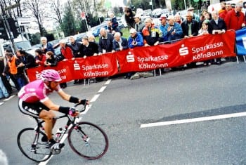 Wer steht hinter der Absperrung? Foto: Philipp C. Jahn/flickr