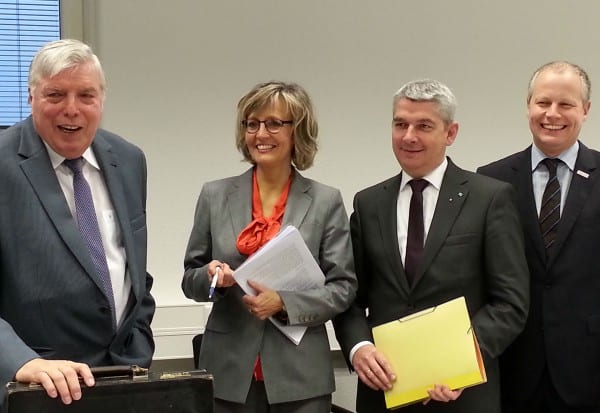 Willibert Krüger, Eva Babatz und  Fred Arnulf Busen bei einem Treffen mit Bürgermeister Lutz Urbach