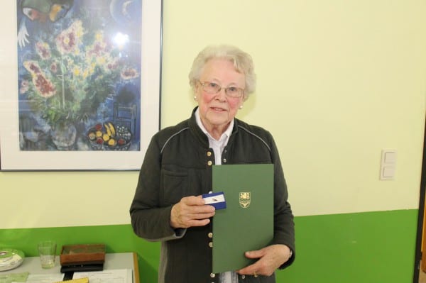 Maria Anna Niesen mit der Urkunde
