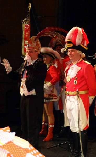 Alexander Pfister, Präsident der KG Grosse Gladbacher, mit Prinzengardist Lutz Urbach