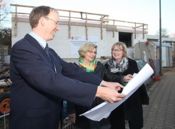 Frank Donsbach erläutert Frau Hausdörfer und Frau Golkowski den Neubau.