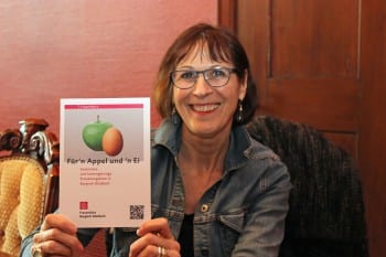 Michaela Fahner mit der Broschüre
