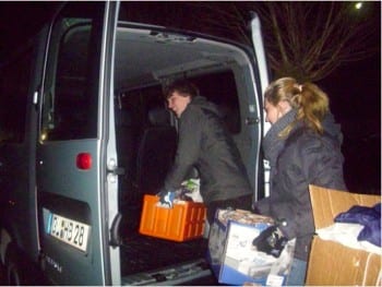 Die Jugendlichen beladen den Gemeindebus