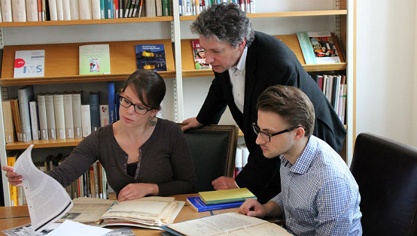 Archivleiter Alfred Esser mit den Studenten