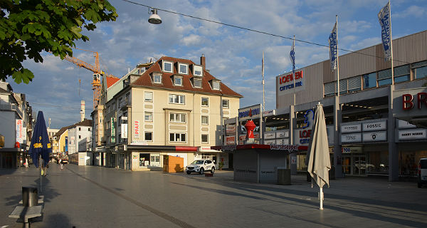 Das Loewencenter von der Hauptstraße aus. Foto: Klaus Hansen