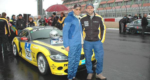 Jörg Krell mit seinem Sohn am Nürburgring