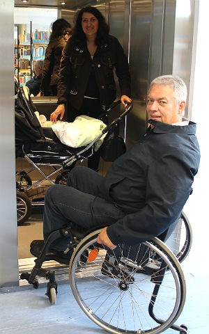 Ajten Emini mit Ihrem Sohn im Kinderwagen und Rollstuhlfahrer Wilbert G. Schmidt