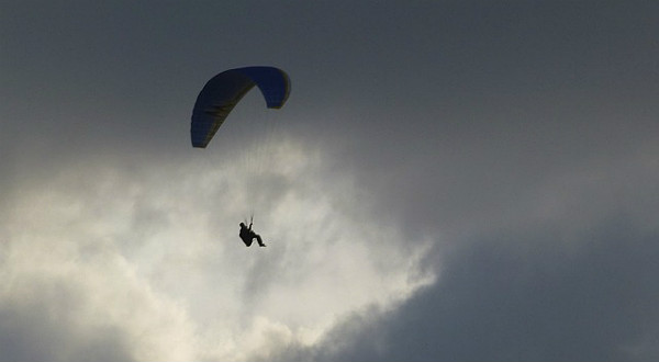 Paraglider vor Gewitterfront. Das ist kein aktuelles Foto, sondern ein Archivfoto. Quelle: Pixabay