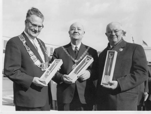 Der damalige Bürgermeister Ulrich Müller-Frank mit der Bürgermeisterkette und Vertretern aus den Partnerstädten Joinville-le-Pont und Egham 1966