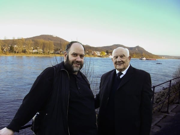 Gerd J. Pohl und P. Willi Beine vor dem Siebengebirge. Foto: Angelika Pohl