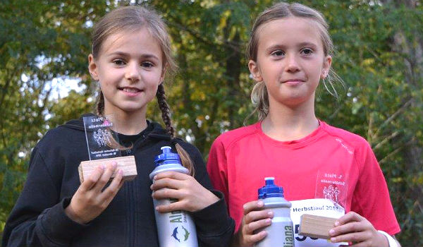 Zwei erfolgreiche Läuferinnen beim Refrather Herbstlauf 2014