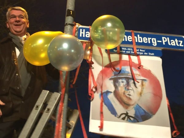 Bürgermeister Lutz Urbach enthüllte das Namensschild vor hunderten begeisterten Zuschauern