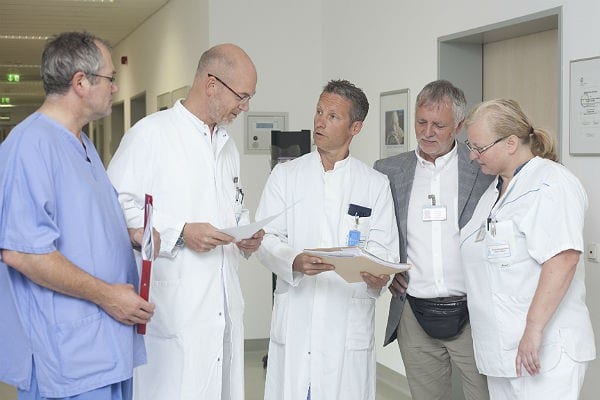 Mitglieder der Ethik-Gruppe bei einer Teambesprechung am MKH