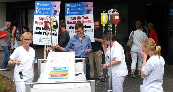 Mitarbeiter des Marien-Krankenhaus Bergisch Gladbach demonstrieren für eine bessere Ausstattung