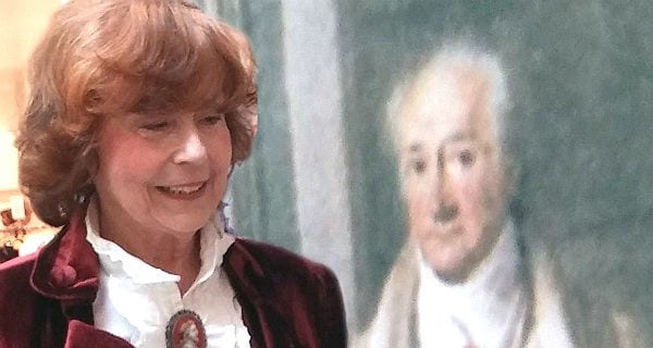 Barbara Stewen vor dem Goethe-Standbild der Goethe Gesellschaft