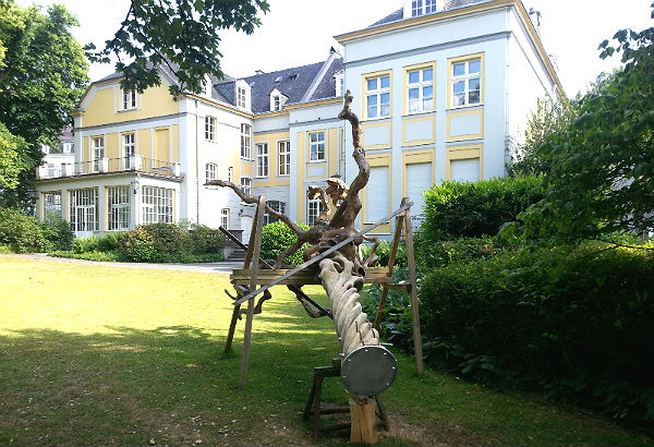 Der Hängeschnurbaum in seinem Zwischendomizil, dem Park des Kulturhauses Zanders