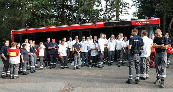 Die DRK-Mitarbeiter bei einer Lagebesprechung in Sand