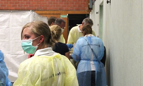 Flüchtlinge in der Erstaufnahme Bergisch Gladbach: Mitarbeiter des DRK kümmern sich um die Menschen