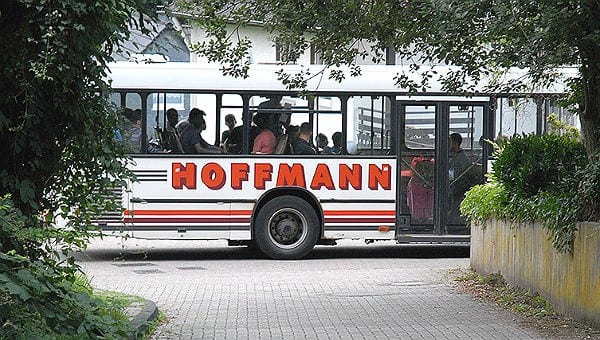 Flüchtlinge in der Erstaufnahme Bergisch Gladbach: Per Bus wurden die Flüchtlinge aus Dortmund nach Sand gebracht.