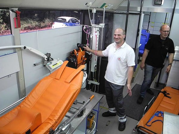 Ein Klinikbus steht für die Erstuntersuchungen bereit