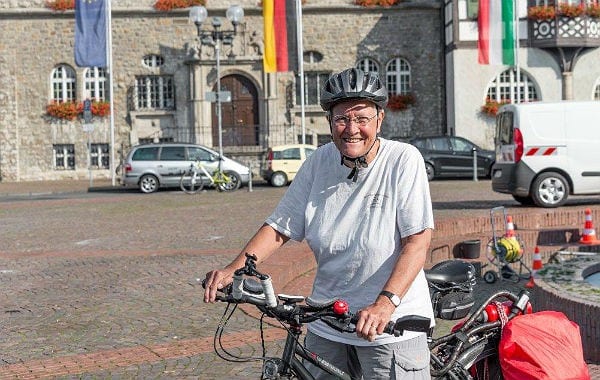 Binder vor dem Gadbacher Rathaus