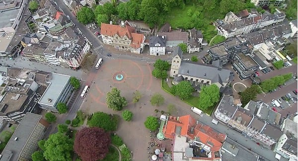 Bergisch Gladbachs aufgeräumter Marktplatz - mit Rathaus und St. Laurentius. Foto: Stefan Krill