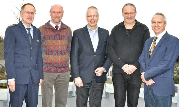 Abteilungsleiter Frorath, Kripochef Jörg Rosemann, Landrat Tebroke, Axel Janz (Leiter der Führungsstelle) und Ex-Kripochef Rainer Hölzenbein (v.l.) 