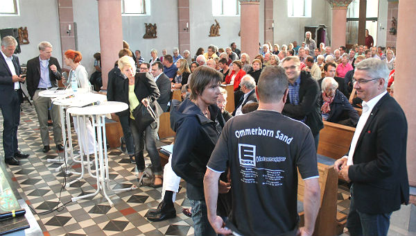 Informelle Gespräche am Rand der Veranstaltung in St. Severin