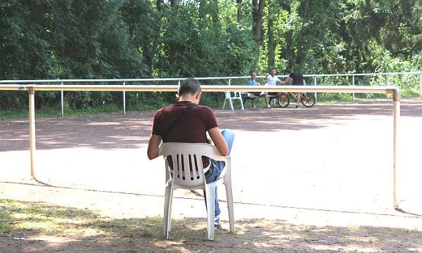 Flüchtlinge in Bergisch Gladbach Sand genießen die Ruhe. Foto: DRK