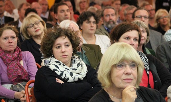 Es gibt im Saal auch skeptische Gesichter