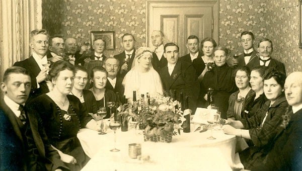 Hochzeit der Eheleute Maria und Johann Heinrich Dietz 1922 (in der Gastwirtschaft "Dietz") (Fotos: Auel, Broich, Warkus/Stadtarchiv Bergisch Gladbach).
