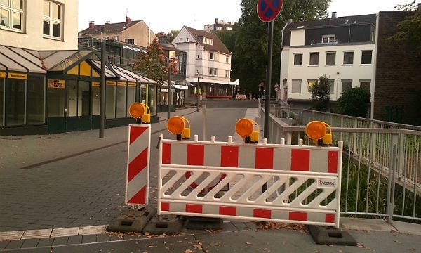 Die Buchmühle am Abend: Das Verbotsschild ist noch dar, es wurde nur nach hinten geklappt. Von wem?