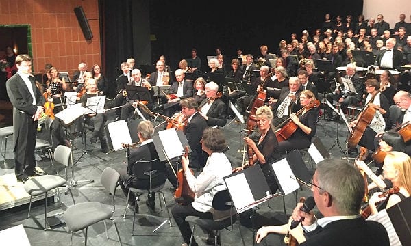 Bürgermeister Lutz Urbach stellt das Sinfonieorchester im Bergischen Löwen vor.