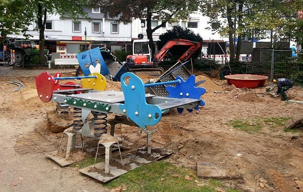 Der Spielplatz am Forumpark in Bergisch Gladbach wird für das Hochwasserschutz-Projekt „Strunde hoch vier" demontiert. 