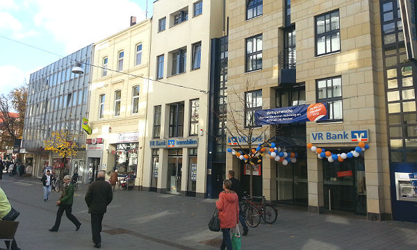 Die Hauptstraße 192 wechselt in den Besitz der VR Bank Bergisch Gladbach; die Stadtverwaltung zieht als Mieter 2016 aus